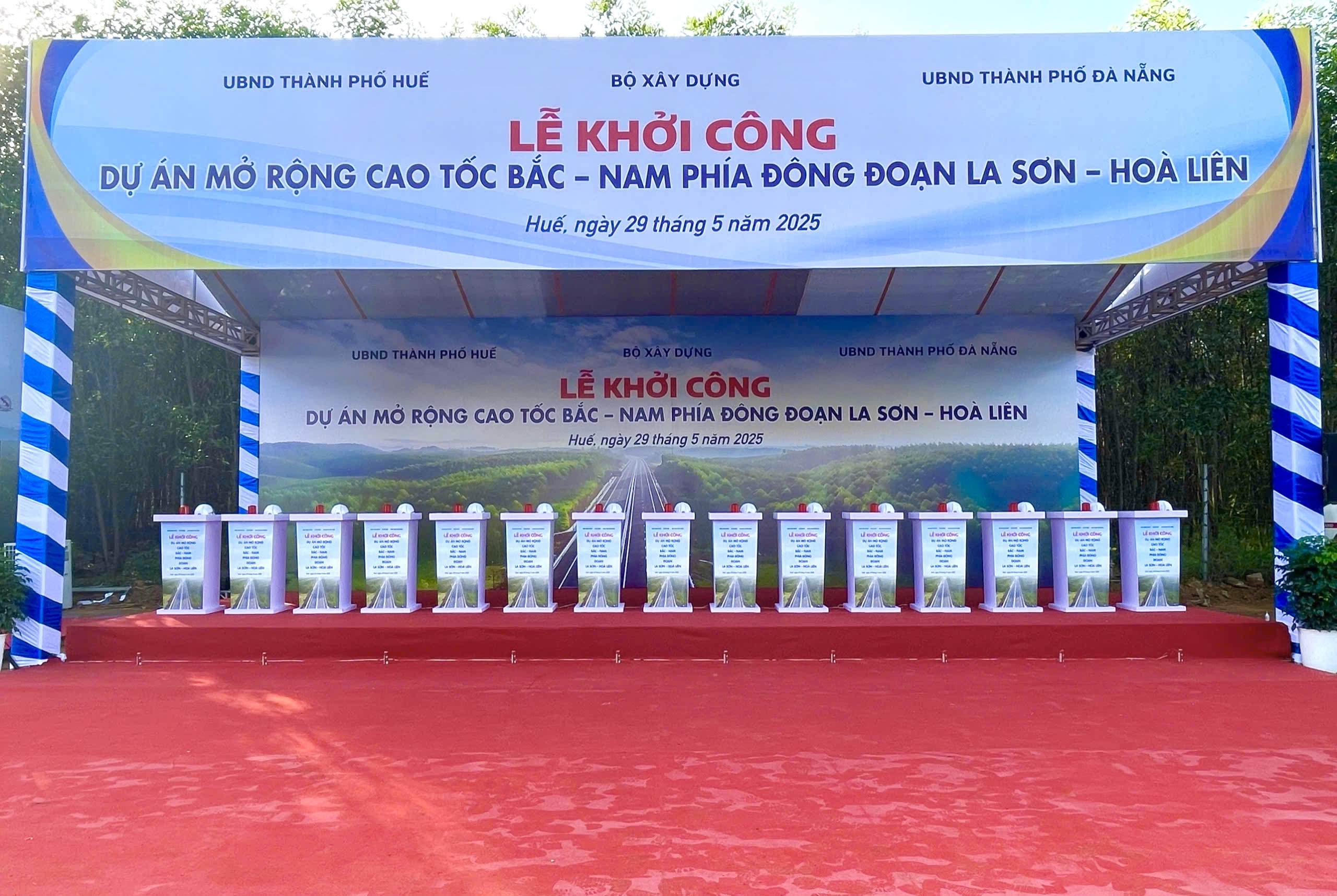 Sân khấu thiết kế theo yêu cầu