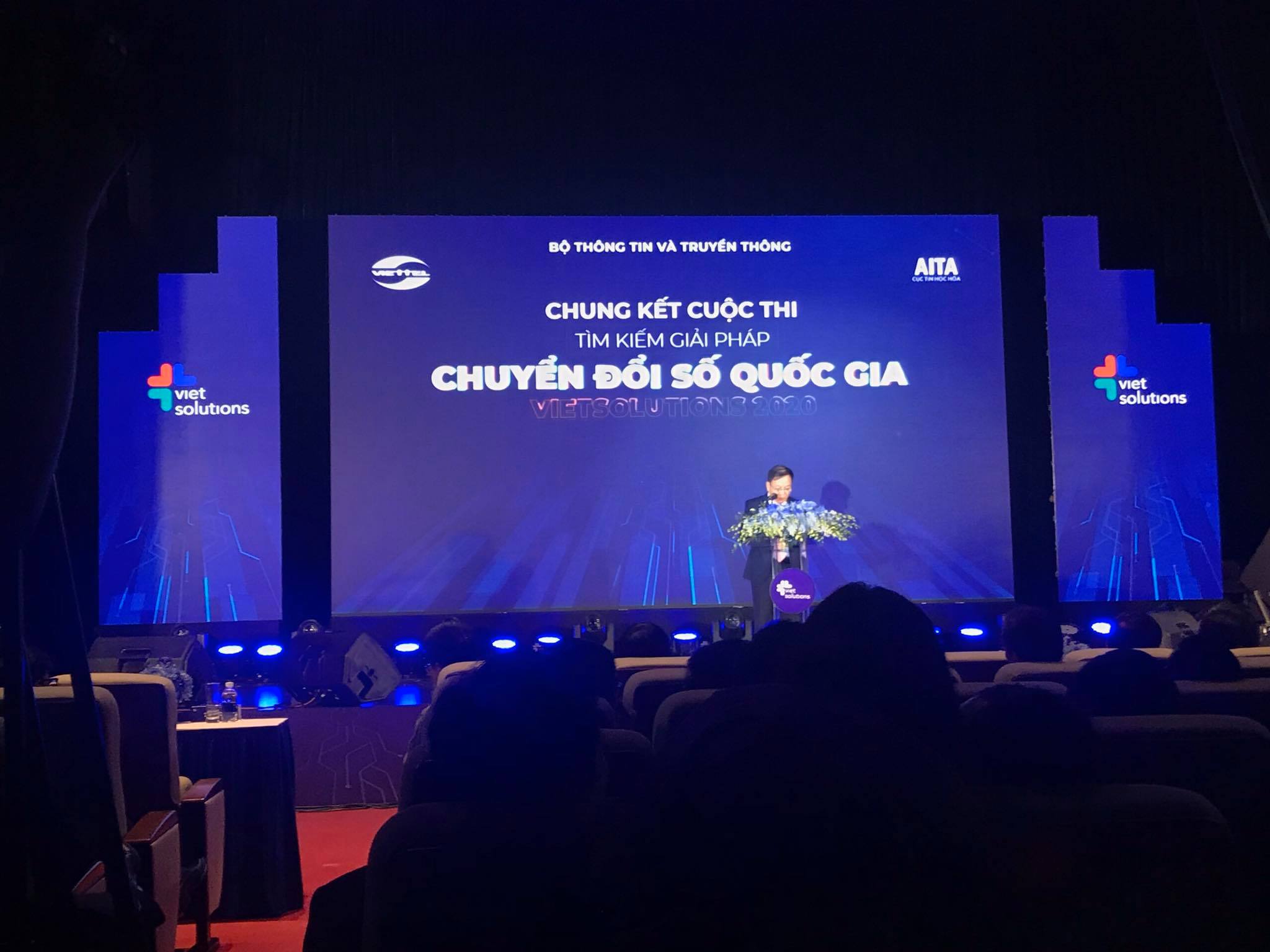 Sân khấu trong nhà